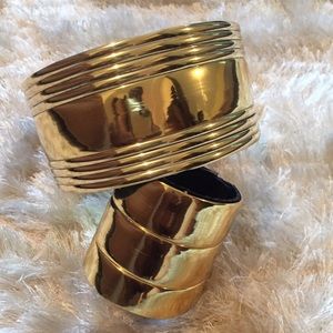 Gold chocker and bracelet